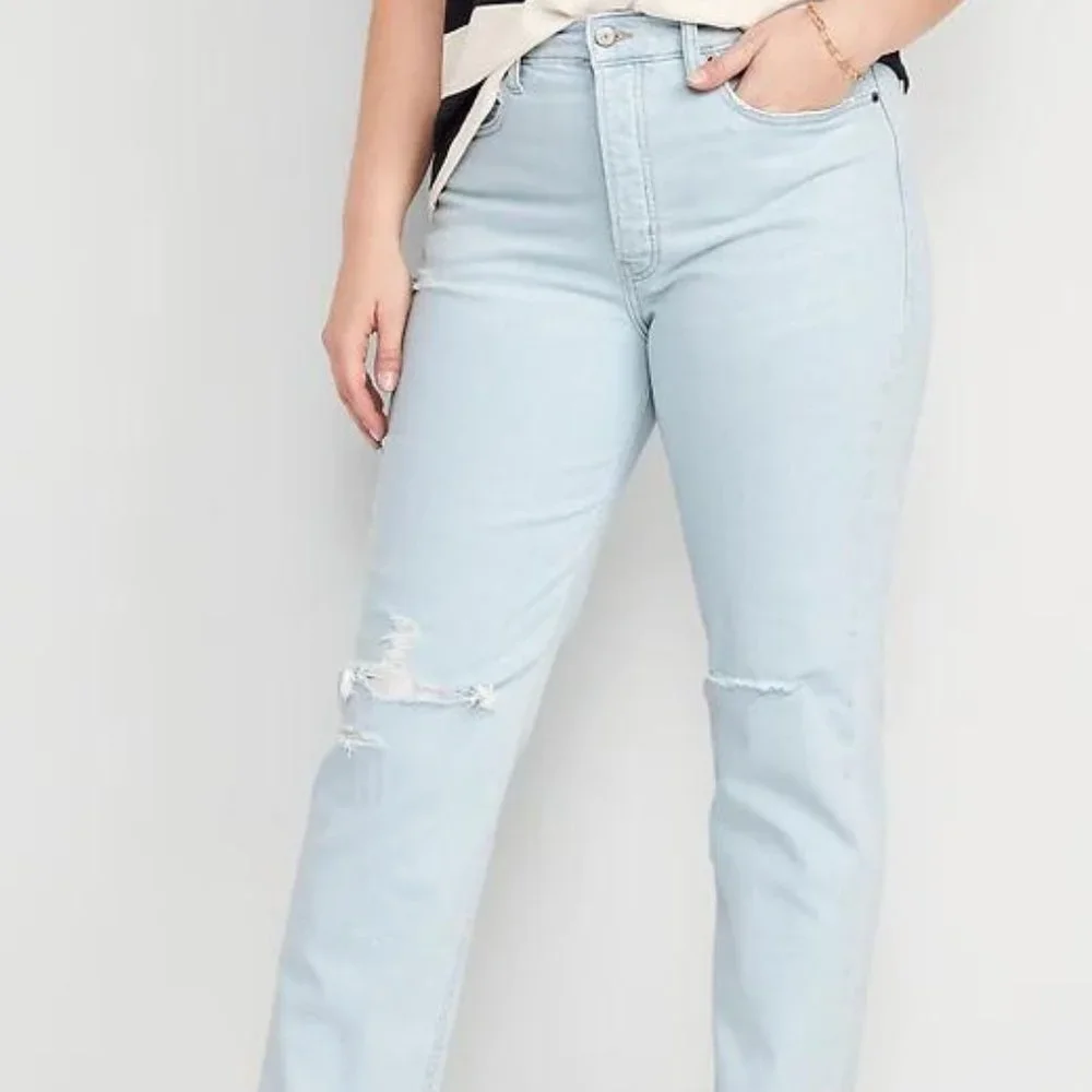 Old Navy Extra High-Waisted Button-Fly Sky-Hi Straight Ripped Jeans for Women - Picture 4 of 11